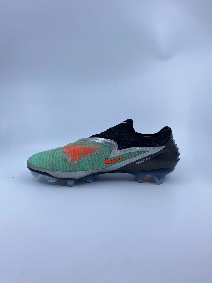Nike Phantom 6 - Size 43